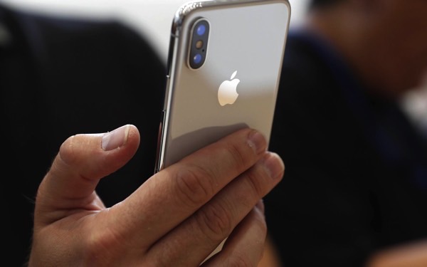 Apple сократит производство смартфонов iPhone X в два раза