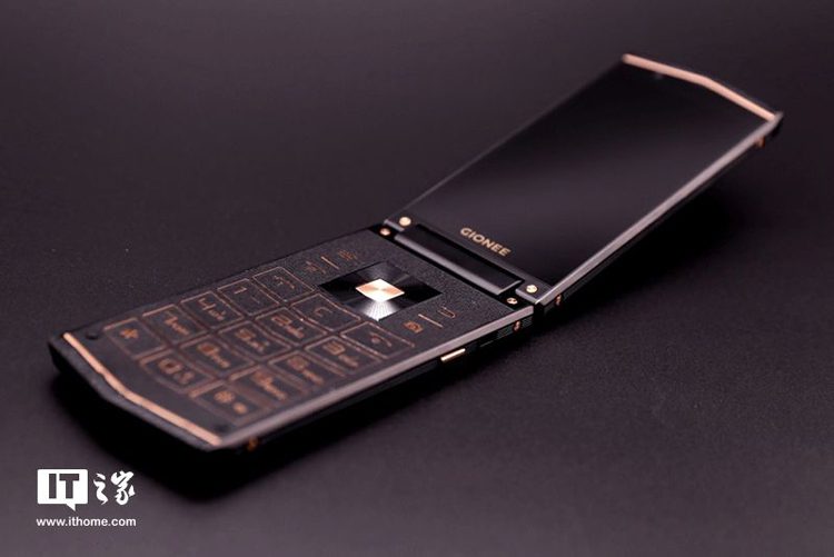 В Сети рассекретили смартфон-раскладушку Gionee W919