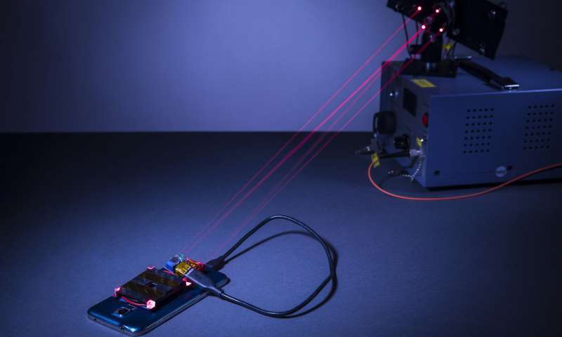 Ученые разработали лазерную установку для зарядки смартфонов