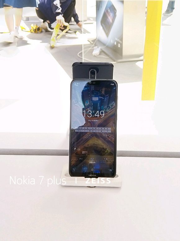 Nokia X со сдвоенной камерой и стеклянным корпусом засветился на фото
