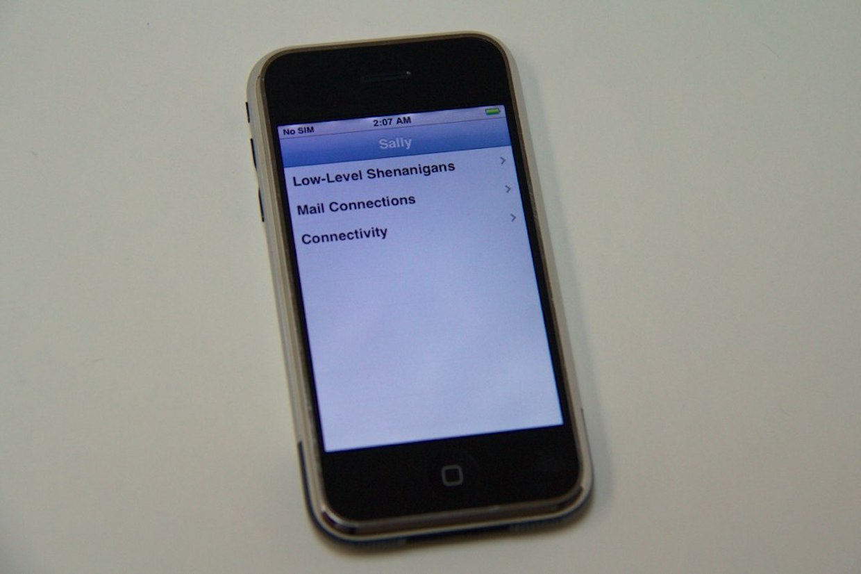 В Сети появились фото прототипа оригинального iPhone в чёрном цвете