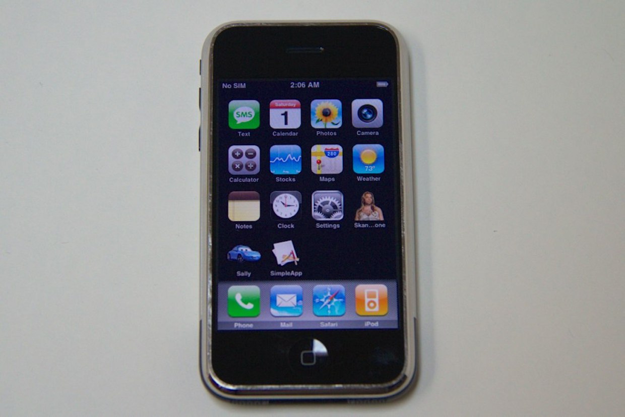 В Сети появились фото прототипа оригинального iPhone в чёрном цвете