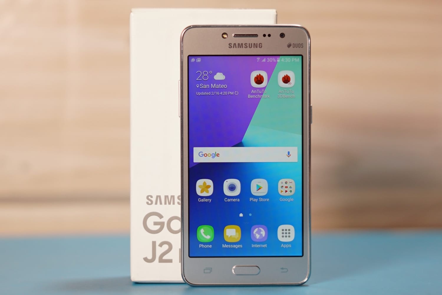 Samsung представила смартфон без возможности выхода в Интернет