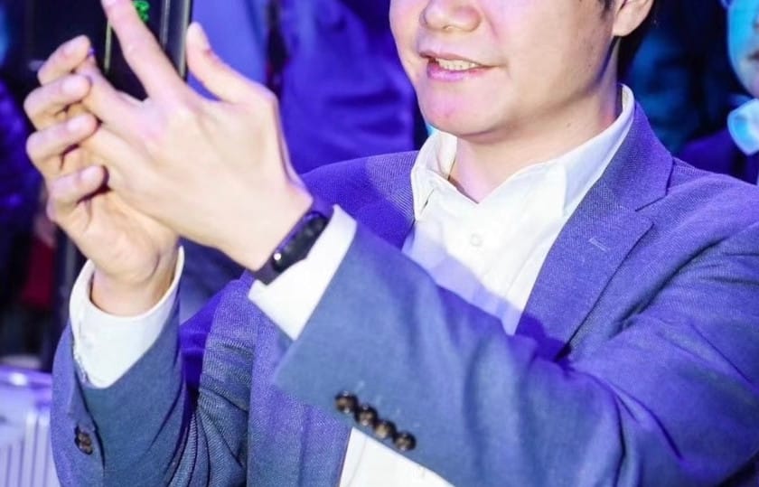 Глава Xiaomi на руке показал новейший фитнес-браслет Mi Band 3