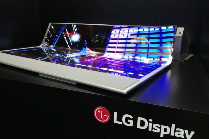 В LG создали 77-дюймовый прозрачный гибкий дисплей‍