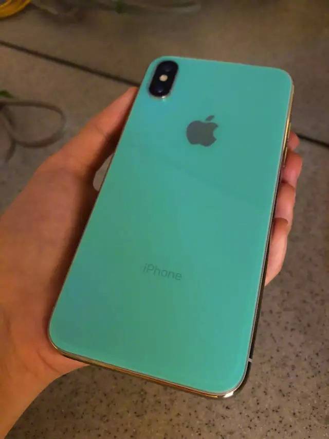 Новые iPhone 2018 впервые показали на фото в «диких» цветах