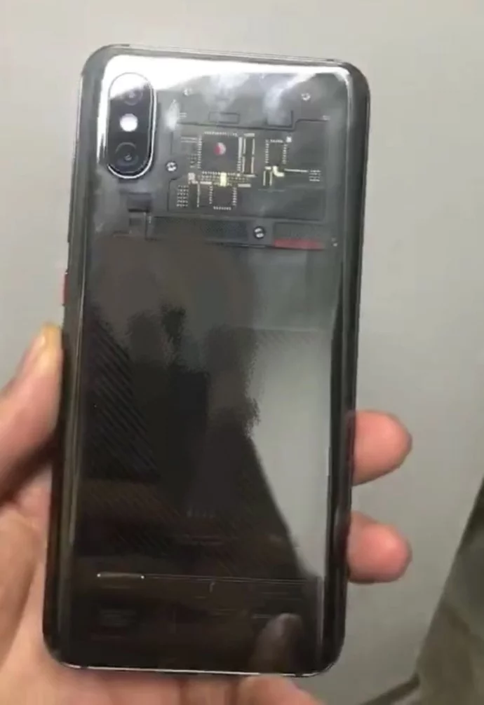 В Сети показали «живые» фото Xiaomi Mi 8 с прозрачной задней панелью