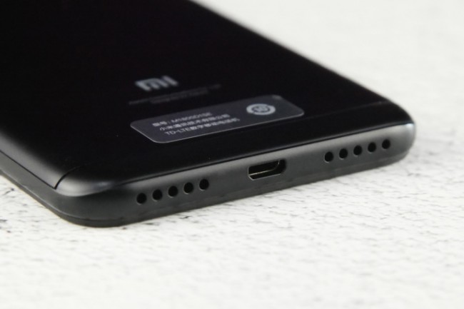 Смартфон Xiaomi Redmi 6 Pro показали на партии "живых" фото со всех сторон