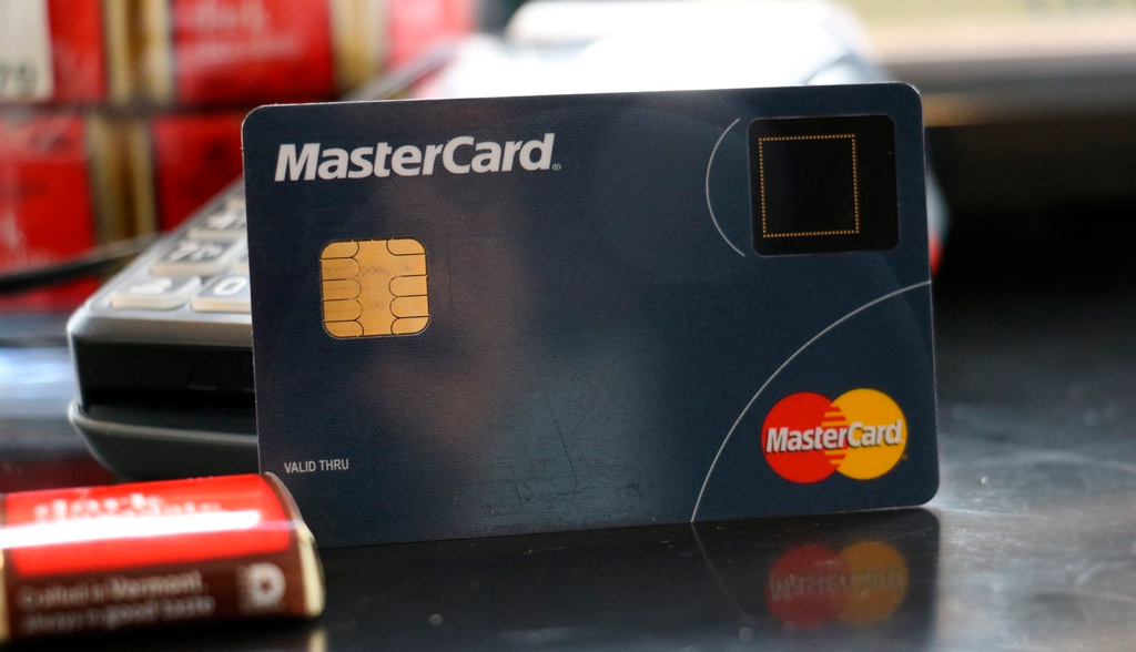 Visa и Mastercard начали тестировать карты со сканером отпечатка пальца