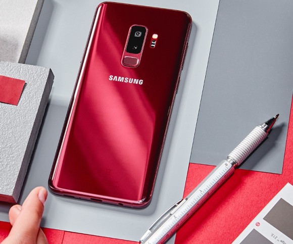 Смартфон Samsung Galaxy S9+ в красном цвете оценили в 66 990 рублей