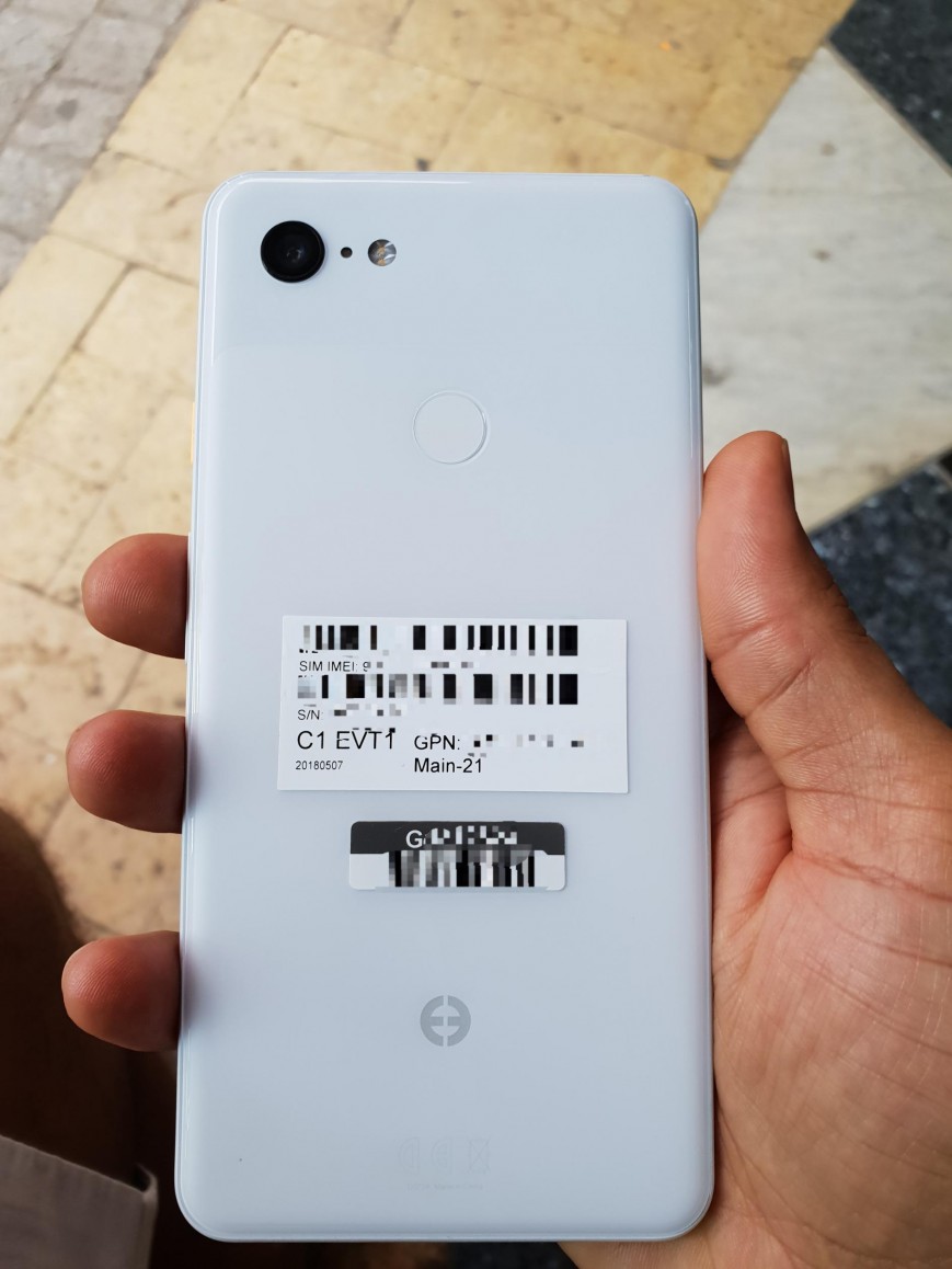 В Сети появились «живые» фото смартфона Google Pixel 3 XL в белом цвете