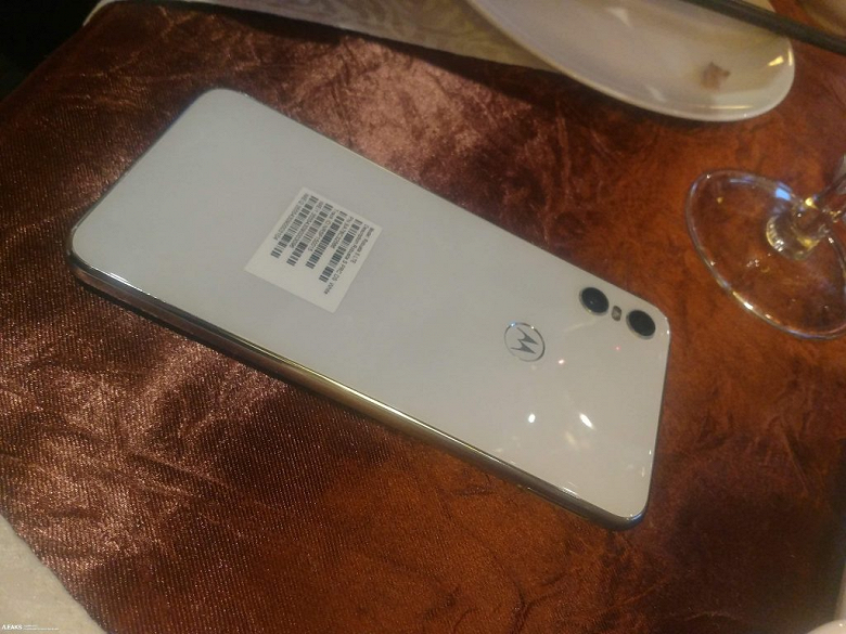 Смартфон Motorola One в белом цвете показали на новых фото
