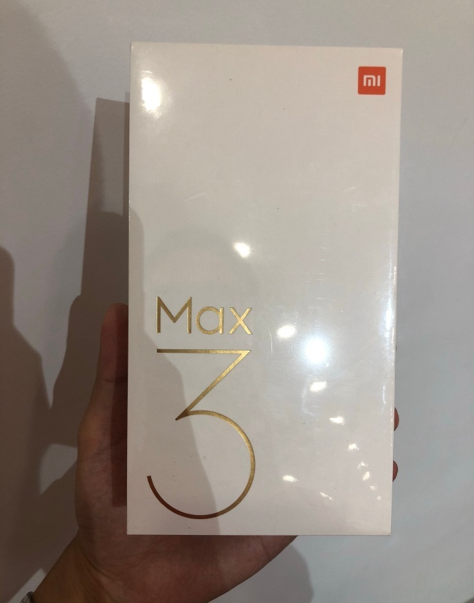 В Сети появились фотографии коробки смартфона Xiaomi Mi Max 3