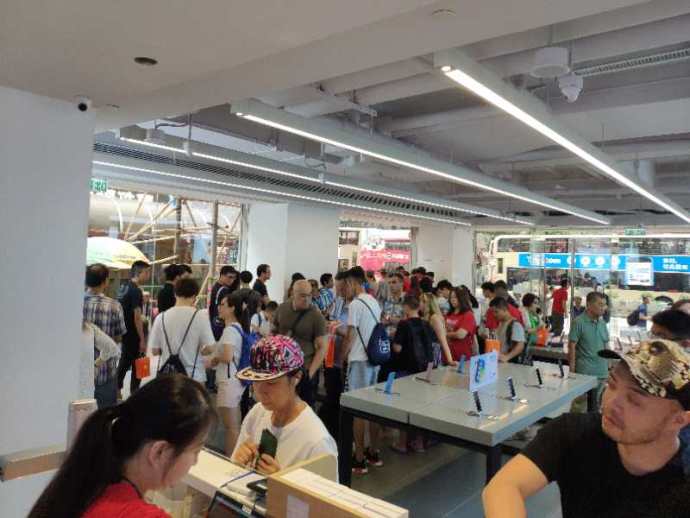 Очередь за Xiaomi Mi 8 в Гонконге оказалась не хуже, чем за iPhone