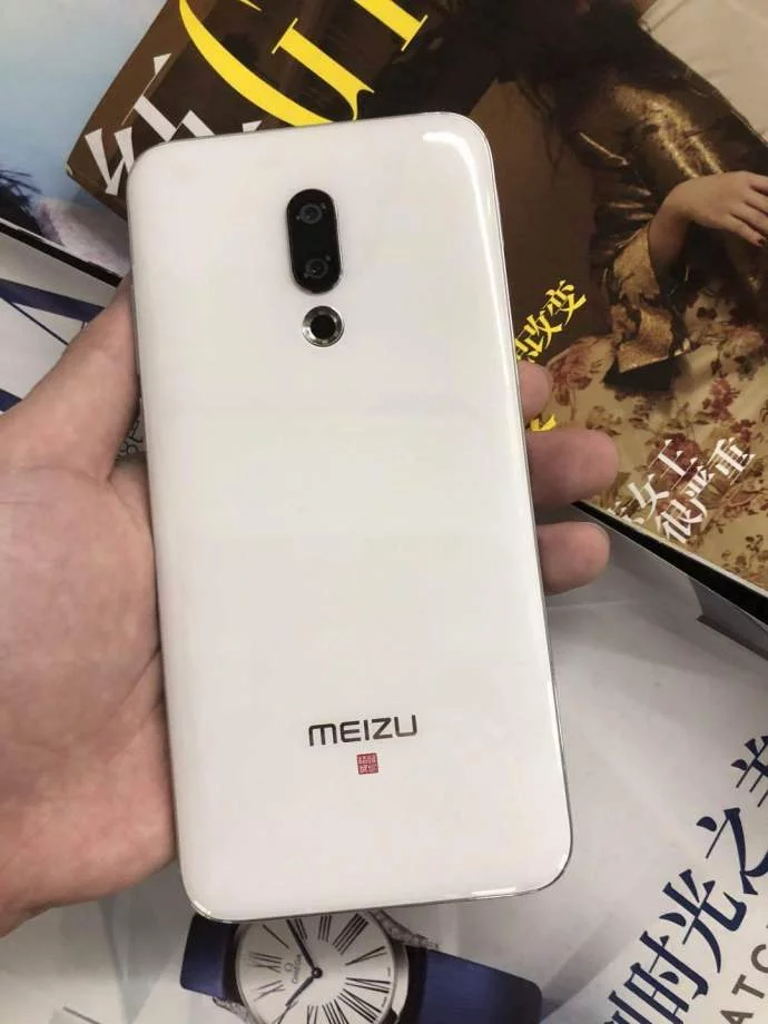 Белый смартфон Meizu 16 позирует на новых живых фото
