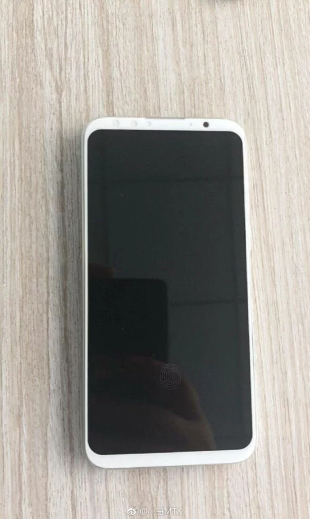 Белый смартфон Meizu 16 позирует на новых живых фото