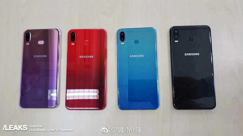 Samsung Galaxy A6s в градиентных цветах показали на живых фото