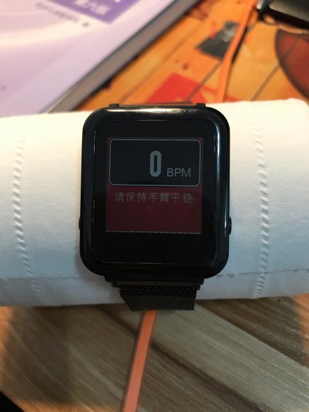 "Умный" браслет Xiaomi Mi Band 3 находит пульс у салфетки‍