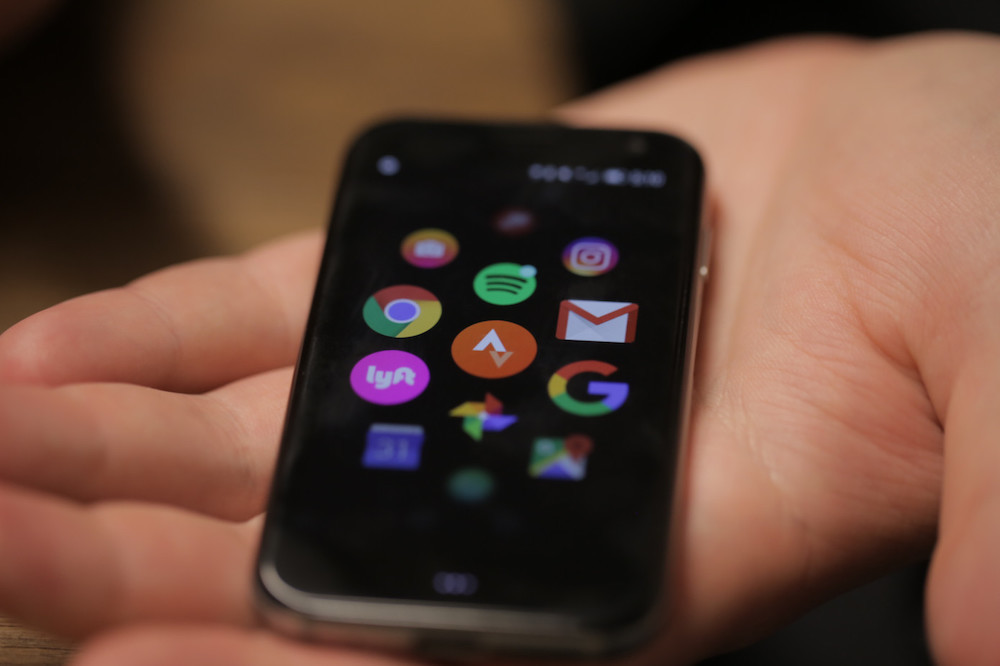 Palm представила смартфон размером с пластиковую карту