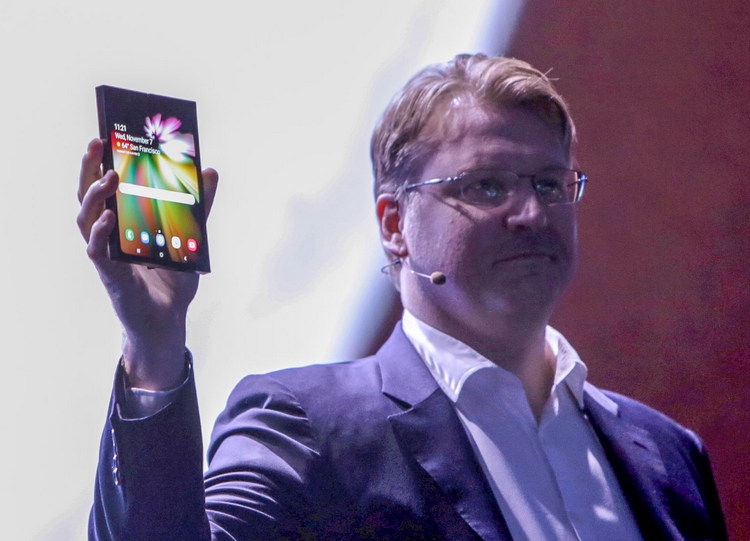 Samsung представил прототип смартфона с гибким экраном‍