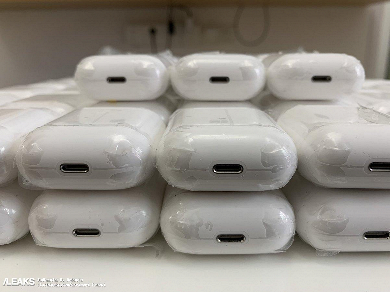 В Интернете появились снимки новых наушников Apple AirPods 2