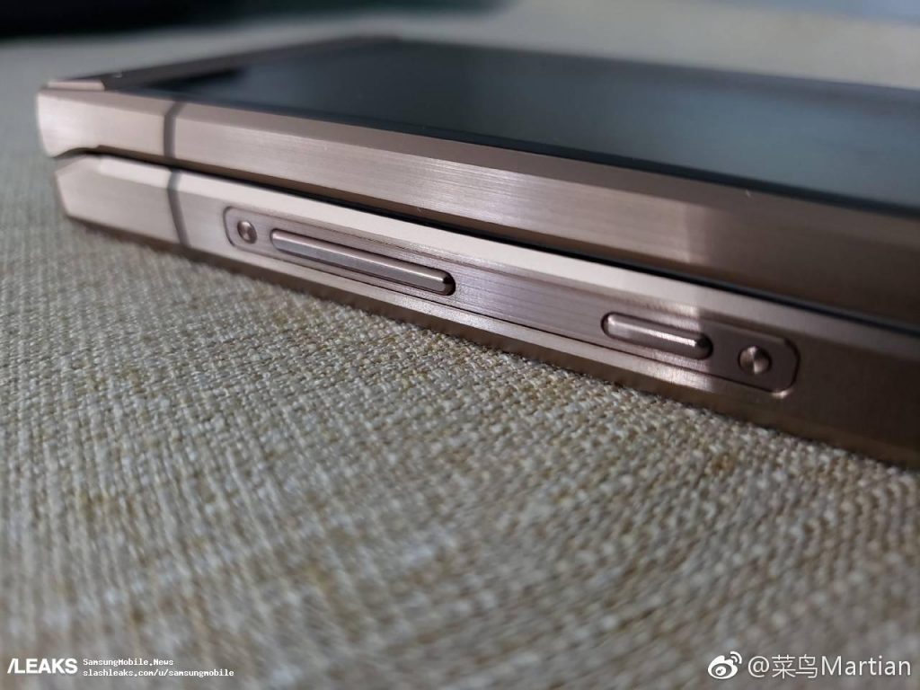 Опубликованы новые фотографии смартфона-раскладушки Samsung W2019‍