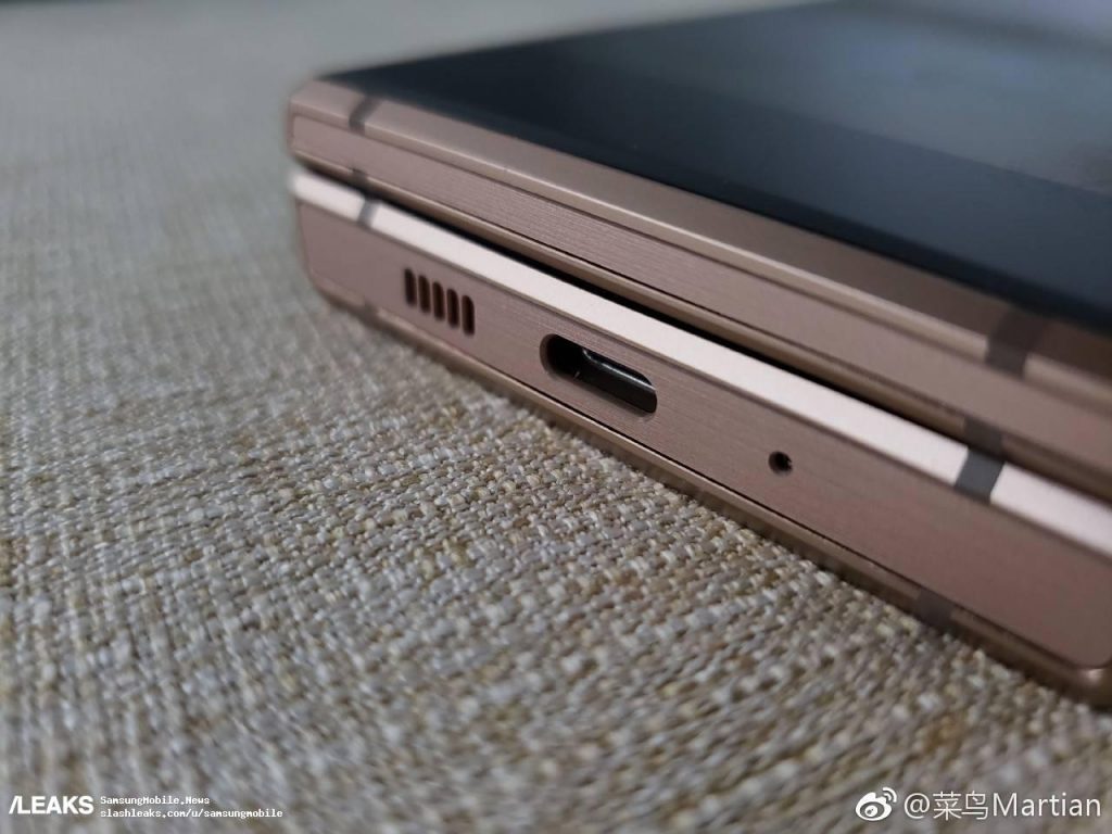 Опубликованы новые фотографии смартфона-раскладушки Samsung W2019‍