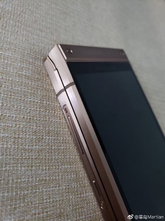 Компания Samsung представила смартфон-раскладушку с двумя дисплеями