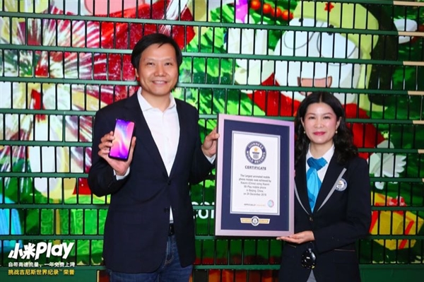 Xiaomi собрала ёлку из тысячи смартфонов Xiaomi Mi Play
