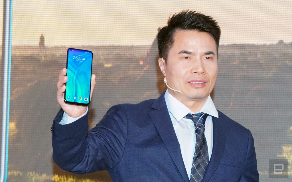 Honor представила первый в мире смартфон с "дыркой" в экране