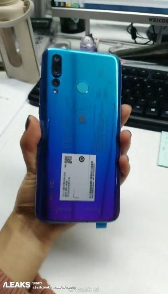 Новый Huawei Nova 4 с «дырявым» экраном засветился на живых фото