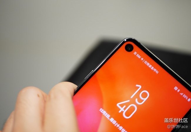Представлен Samsung Galaxy A8s с "дыркой" в экране и без 3,5 мм разъема