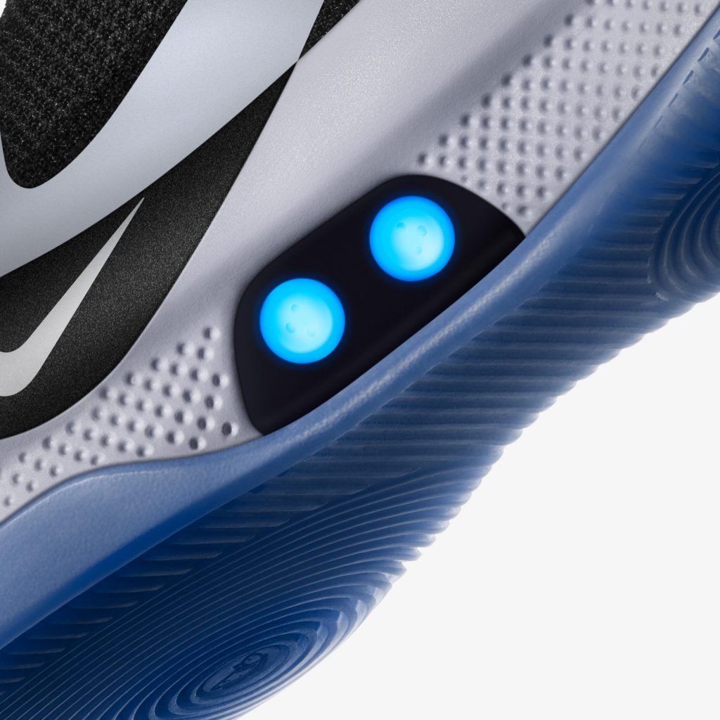Nike представила новые кроссовки с автоматической шнуровкой