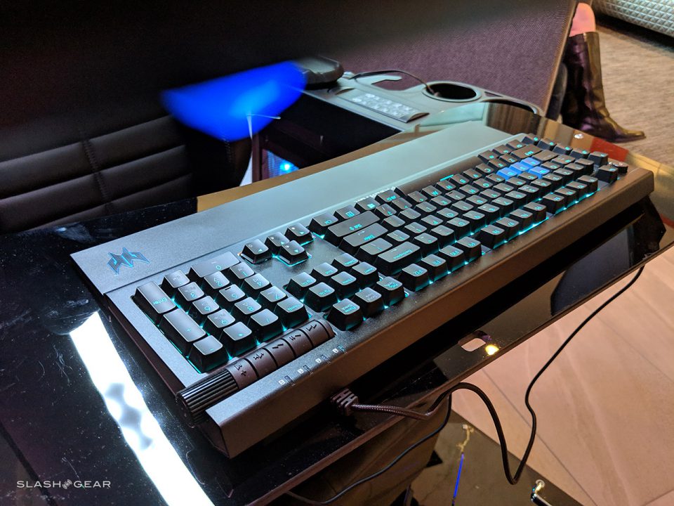 «Игровой трон» Acer Predator Thronos показали на «живых» фото