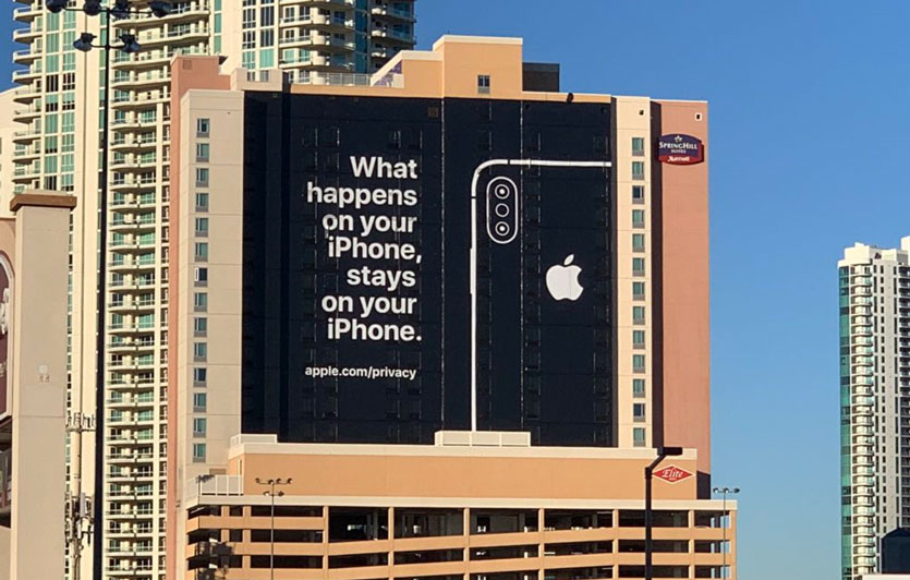 Apple перед выставкой CES 2019 напомнила о себе банером