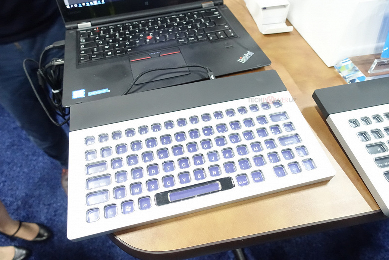На CES 2019 представлена клавиатура с E-ink дисплеями