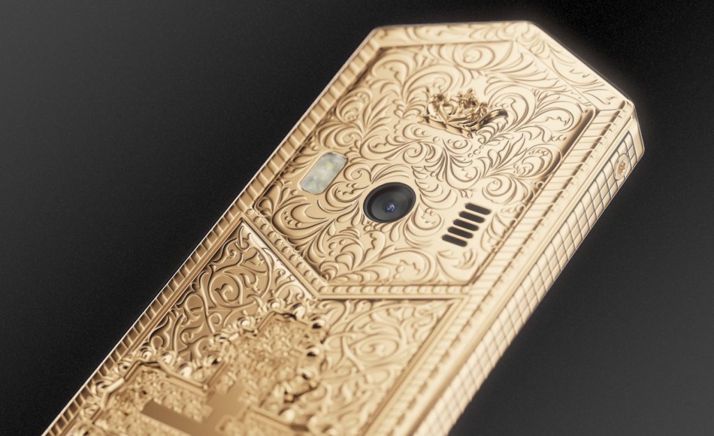 В России выпустили золотой православный телефон