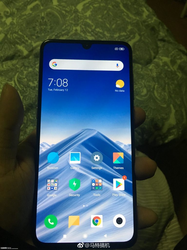 Смартфон Xiaomi Mi 9 с каплевидным вырезом представлен на фото