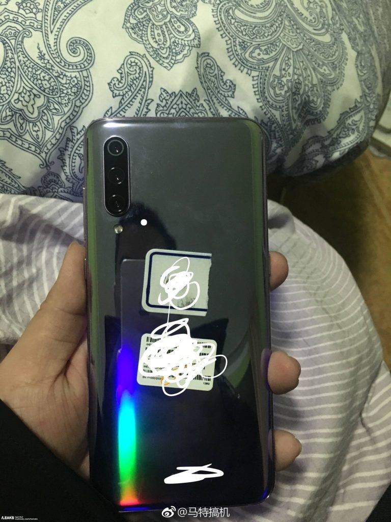 Смартфон Xiaomi Mi 9 с каплевидным вырезом представлен на фото
