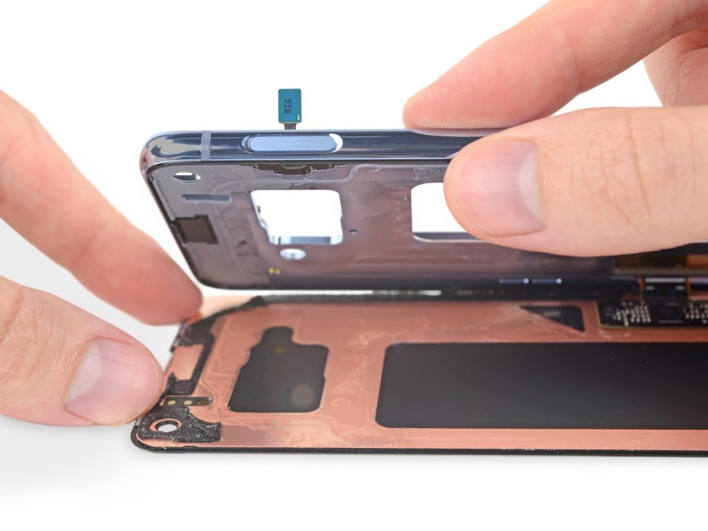 iFixit оценили ремонтоспособность смартфонов Galaxy S10