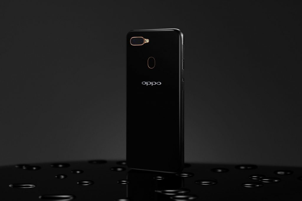 Oppo в России представила два недорогих смартфона с большой батарей