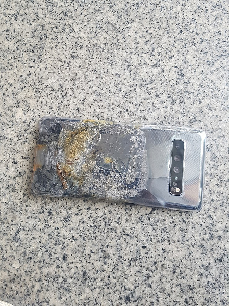 Samsung Galaxy S10 легко загорелся и взорвался после падения