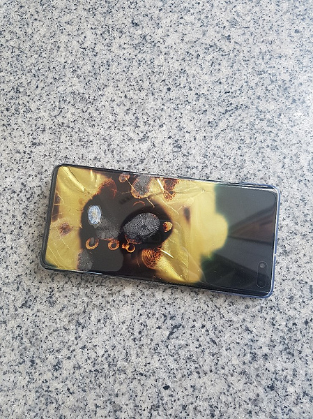 Samsung Galaxy S10 легко загорелся и взорвался после падения