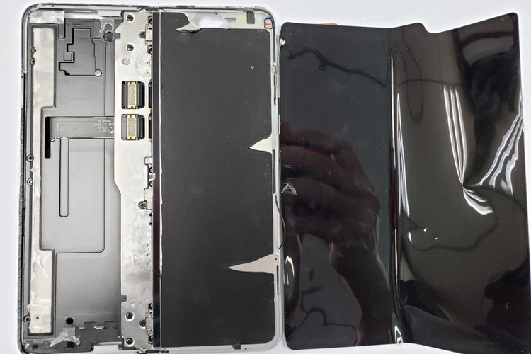 Samsung Galaxy Fold в разобранном состоянии показали на фото