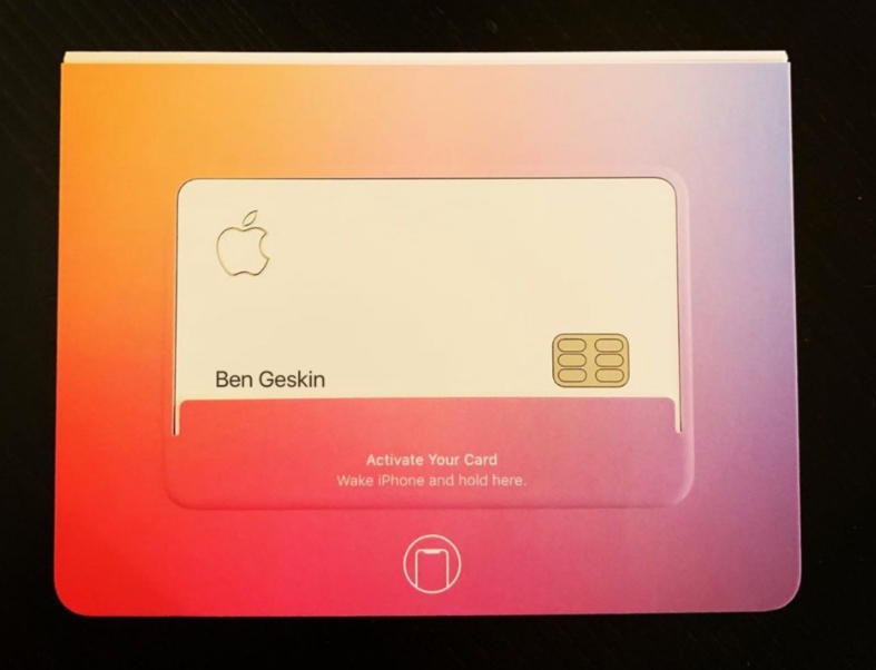Apple уже начала выдавать собственные банковские карты