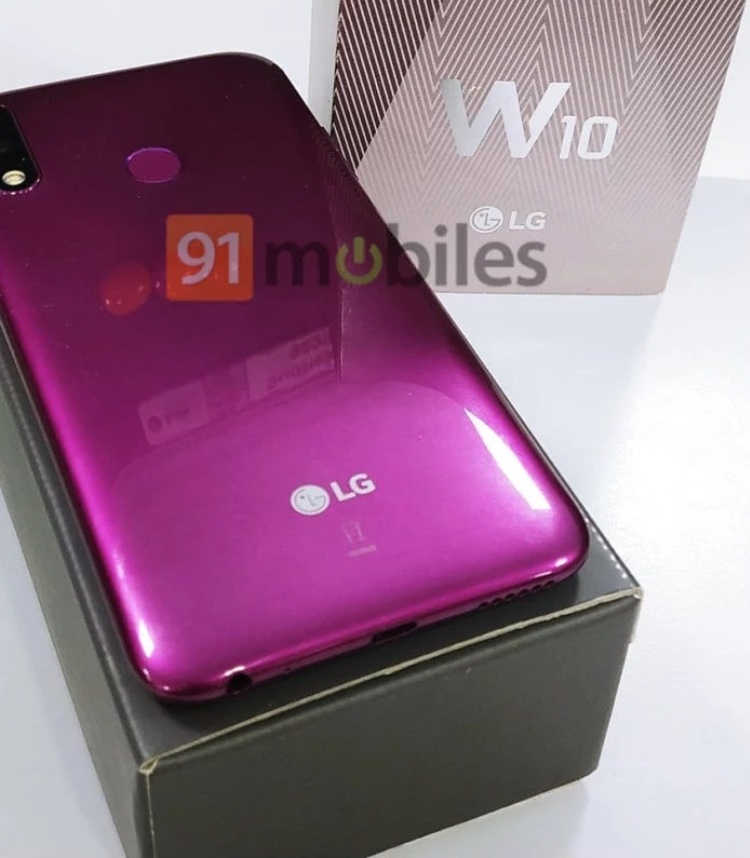 Новый смартфон LG W10 показали на живых фотографиях