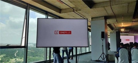 Телевизор OnePlus TV засветился на «живой» фотоографии