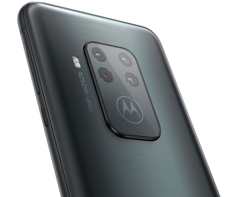 Смартфон Motorola One Zoom получит подсветку логотипа
