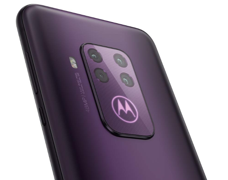 Смартфон Motorola One Zoom получит подсветку логотипа
