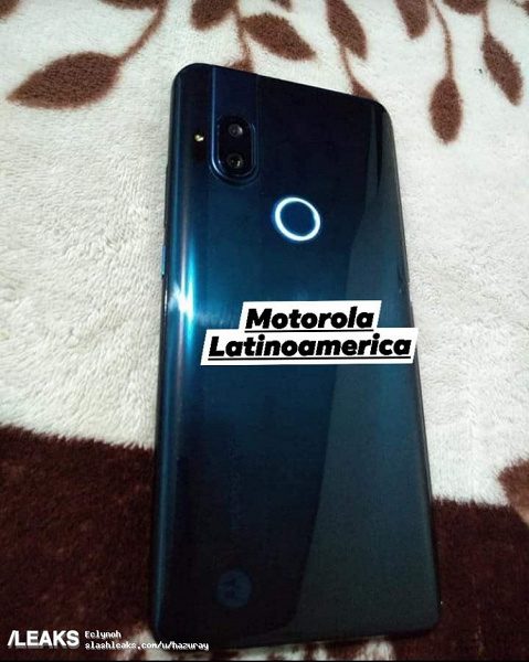 Опубликованы фотографии смартфона Motorola с необычным дизайном